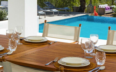 Villa Jondal: Mueble, Mesa, Vajilla, Silla, Cocina Y Comedor Mesa, Comedor, Mueble Para Exteriores, Diseño De Interiores, Utensilios Para Servir, Mesa Al Aire Libre