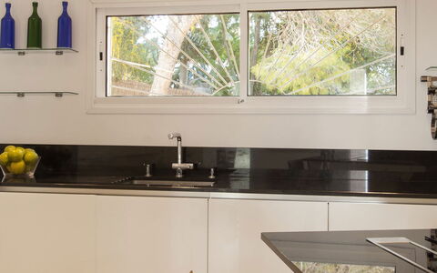 Villa Jondal: Cocina, Mostrador, Fregadero, Diseño De Interiores, Arreglo De Tubería, Lavabo, Aparato De Cocina, Grifo, Encendiendo, Casa