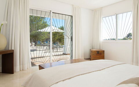 Villa Jondal: Mueble, Diseño De Interiores, Suelo, Piso, Textil, Habitación, Casa, Cama, Cubiertas De Ventanas, Techo