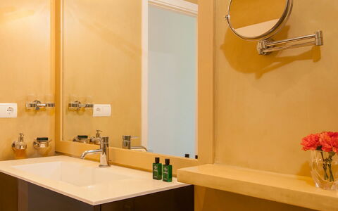 Villa Jondal: Lavabo Del Baño, Baño, Arreglo De Tubería, Lavabo, Pared, Diseño De Interiores, Espejo, Grifo, Mostrador, Plomería