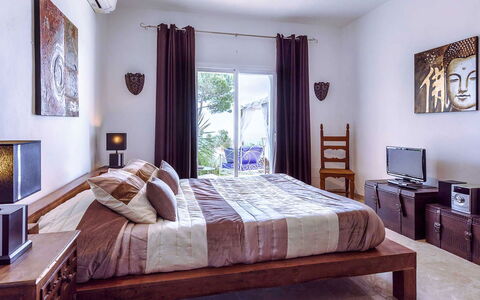 Villa Angelic: Mueble, Cama, Diseño De Interiores, Habitación, Lecho, Sábana, Habitación, Piso, Suelo, Madera
