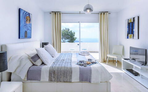 Villa Angelic: Mueble, Cama, Diseño De Interiores, Habitación, Lecho, Suelo, Piso, Sábana, Casa, Textil