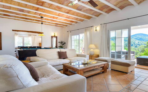 Villa Curiosity: Mueble, Diseño De Interiores, Sofá, Piso, Techo, Suelo, Mesa, Silla, Sala, Habitación