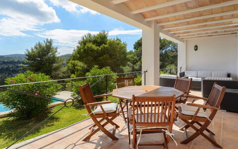 Villa Curiosity: Mueble, Madera, Silla, Mueble Para Exteriores, Mesa, Piso, Porche, Sombra, Mesa Al Aire Libre, Suelo