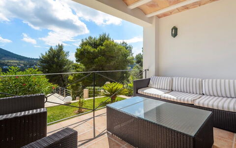 Villa Curiosity: Mueble, Mueble Para Exteriores, Silla, Balcón, Mesa Al Aire Libre, Sombra, Cubierta, Eco Hotel, Porche, Cocina Y Comedor Mesa