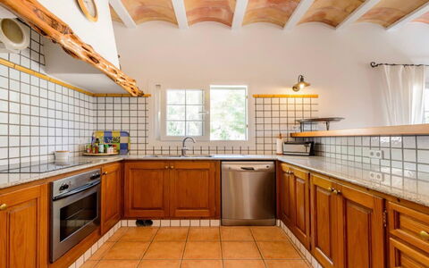 Villa Curiosity: Cocina, Mostrador, Diseño De Interiores, Piso, Techo, Arreglo De Tubería, Suelo, Gabinetes, Fregadero, Lavabo
