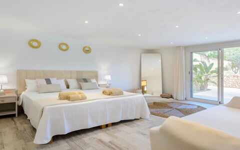 Villa Curiosity: Mueble, Cama, Habitación, Diseño De Interiores, Madera, Piso, Suelo, Lecho, Sábana, Linos