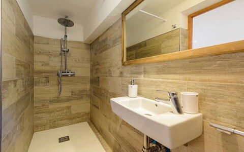 Villa Curiosity: Piso, Pared, Suelo, Madera, Arreglo De Tubería, Diseño De Interiores, Lavabo Del Baño, Baño, Lavabo, Grifo