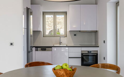 Villa Cupido: Mueble, Diseño De Interiores, Cocina, Aparato De Cocina, Mostrador, Piso, Madera, Techo, Electrodoméstico, Lámpara