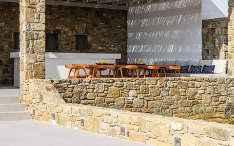 Villa Psiche: Pared De Piedra, Material Natural, Sombra, Piscina, La Luz Del Día