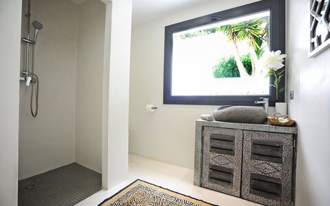 Villa Seahorse: Pared, Diseño De Interiores, Piso, Arreglo De Tubería, Baño, Suelo, Casa, Habitación, Techo, Plomería