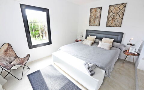 Villa Seahorse: Mueble, Cama, Habitación, Diseño De Interiores, Suelo, Piso, Lecho, Madera, Sábana, Habitación