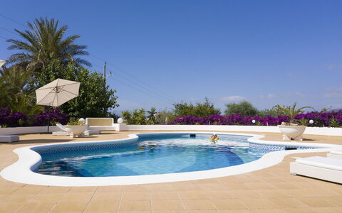 Villa Besso: Mueble Para Exteriores, Mueble, Piscina, Paraguas, Recurso, Silla, Sombra, Ocio, Eco Hotel, Mesa Al Aire Libre