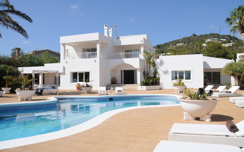 Villa Besso: Piscina, Inmuebles, Mueble Para Exteriores, Recurso, Villa, Mansión, Hotel, Balcón, Hacienda, Silla