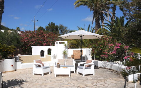 Villa Besso: Mueble, Silla, Mueble Para Exteriores, Maceta, Sombra, Recurso, Paraguas, Jardín, Mesa Al Aire Libre