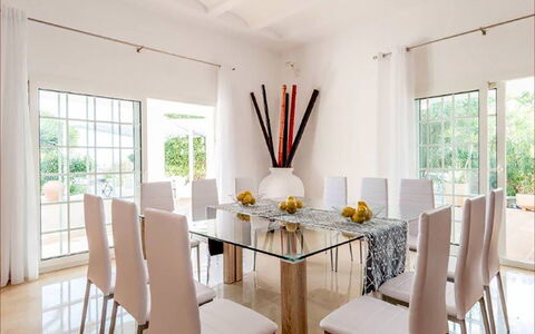 Villa Besso: Mueble, Diseño De Interiores, Mesa, Silla, Piso, Comedor, Madera, Cocina Y Comedor Mesa, Suelo, Textil