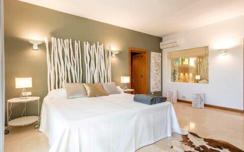 Villa Besso: Cama, Mueble, Lecho, Habitación, Diseño De Interiores, Sábana, Pared, Madera, Techo, Piso