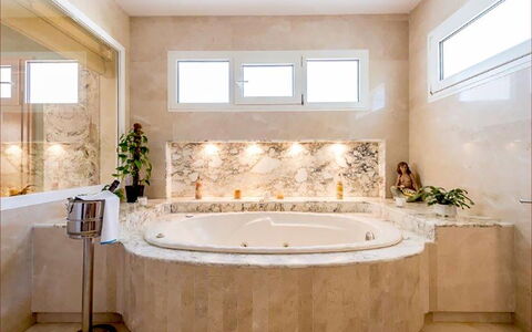 Villa Besso: Diseño De Interiores, Arreglo De Tubería, Bañera, Pared, Baño, Piso, Grifo, Suelo, Plomería, Techo