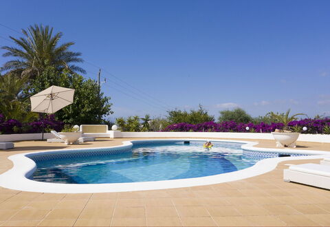 Villa Besso: Mueble Para Exteriores, Mueble, Piscina, Paraguas, Recurso, Silla, Sombra, Ocio, Eco Hotel, Mesa Al Aire Libre