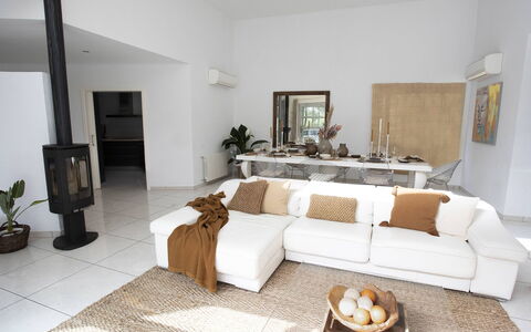 Villa Floresta: Mueble, Diseño De Interiores, Sofá, Sala, Piso, Suelo, Madera, Habitación, Departamento, Casa