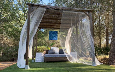 Villa Floresta: Mosquitero, Sombra, Material Natural, Jardín, Cama Con Dosel, Estructura Al Aire Libre, Mueble Para Exteriores, Cortina, Kiosko, Columpio