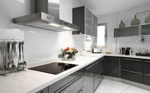 Villa Floresta: Cocina, Aparato De Cocina, Mostrador, Gabinetes, Mueble, Electrodoméstico, Diseño De Interiores, Estufa De Cocina, Electrodoméstico, Lámpara
