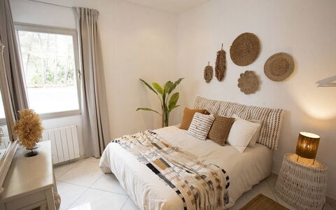Villa Floresta: Cama, Mueble, Lecho, Habitación, Diseño De Interiores, Sábana, Pared, Linos, Madera, Habitación