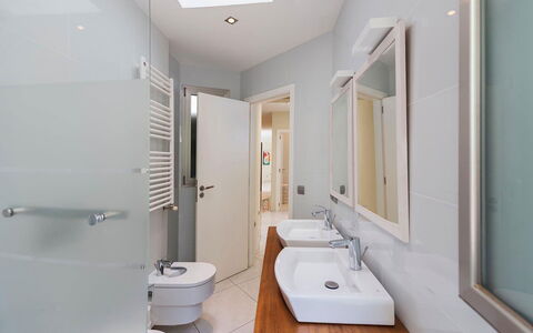 Villa Floresta: Baño, Arreglo De Tubería, Piso, Lavabo Del Baño, Diseño De Interiores, Baño, Lavabo, Suelo, Asiento Del Baño, Grifo