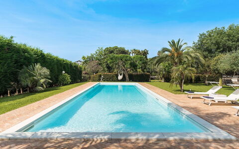 Villa Carosone: Azul, Piscina, Recurso, Material Compuesto, Sombra, Jardín, Paisajismo, Eco Hotel, Fuente De Agua, Hacienda