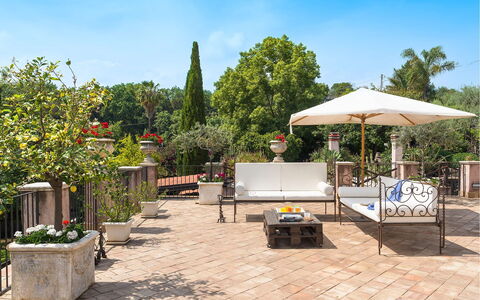 Villa Carosone: Mueble, Maceta, Jardín, Mueble Para Exteriores, Mesa, Silla, Losa, Sombra, Planta De Casa