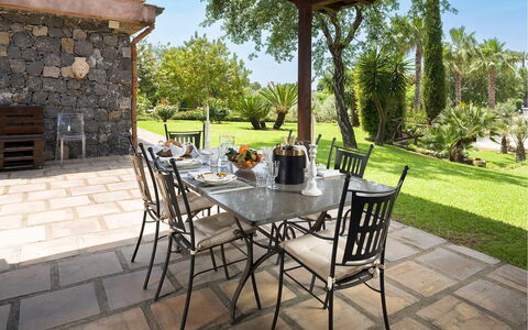 Villa Carosone: Mueble, Silla, Mesa, Mueble Para Exteriores, Cocina Y Comedor Mesa, Mesa Al Aire Libre, Restaurante, Comedor, Sombra, Patio