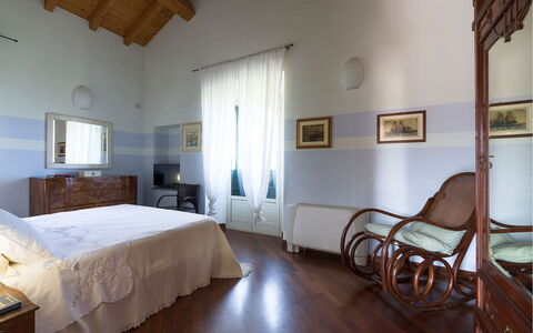 Villa Carosone: Mueble, Diseño De Interiores, Piso, Suelo, Techo, Habitación, Habitación, Encendiendo, Cama, Casa