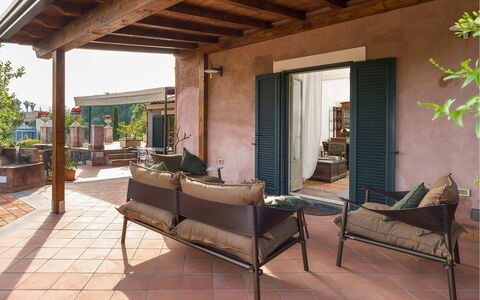 Villa Carosone: Mueble, Silla, Mueble Para Exteriores, Maceta, Suelo, Sombra, Planta De Casa, Patio, Mesa Al Aire Libre, Balcón