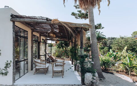 Villa Horses: Estructura Al Aire Libre, Sombra, Jardín, Paisajismo, Material Natural, Recurso, Pérgola, Eco Hotel, Cubrir Con Paja
