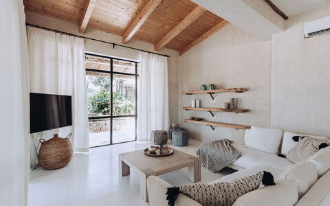 Villa Horses: Mueble, Diseño De Interiores, Madera, Sofá, Sala, Casa, Piso, Techo, Habitación, Suelo
