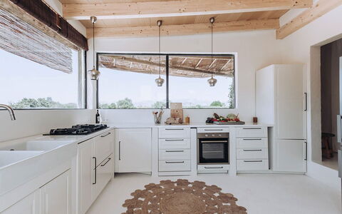 Villa Horses: Cocina, Mostrador, Diseño De Interiores, Piso, Mueble, Madera, Techo, Suelo, Gabinetes, Aparato De Cocina