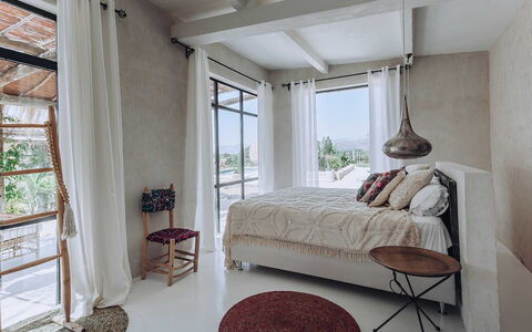 Villa Horses: Mueble, Diseño De Interiores, Cama, Habitación, Suelo, Piso, Sábana, Madera, Lecho, Techo