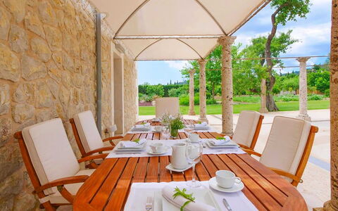 Villa Higo: Mueble, Silla, Sombra, Recurso, Mueble Para Exteriores, Cocina Y Comedor Mesa, Jardín, Inmuebles, Estructura Al Aire Libre, Diseño
