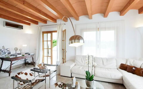 Villa Higo: Mueble, Diseño De Interiores, Piso, Pared, Suelo, Sofá, Madera, Sala, Casa, Techo