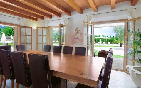 Villa Higo: Mueble, Diseño De Interiores, Piso, Mesa, Madera, Silla, Suelo, Cocina Y Comedor Mesa, Techo, Comedor