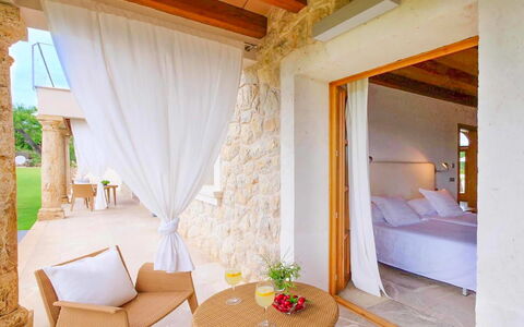 Villa Higo: Mueble, Diseño De Interiores, Recurso, Piso, Suelo, Silla, Manchas De Madera, Piscina, Sombra, Eco Hotel