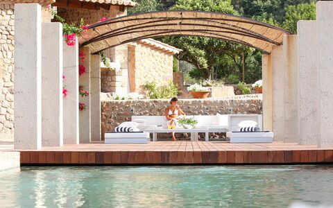 Villa Arch: Piscina, Recurso, Sombra, Material Natural, Eco Hotel, Fuente De Agua, Mueble Para Exteriores, Paisajismo, Estructura Al Aire Libre, Pérgola