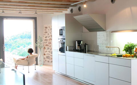 Villa Arch: Cocina, Mostrador, Mueble, Diseño De Interiores, Piso, Aparato De Cocina, Suelo, Madera, Gabinetes, Electrodoméstico