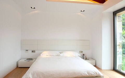 Villa Arch: Cama, Habitación, Mueble, Diseño De Interiores, Lecho, Pared, Sábana, Piso, Madera, Suelo