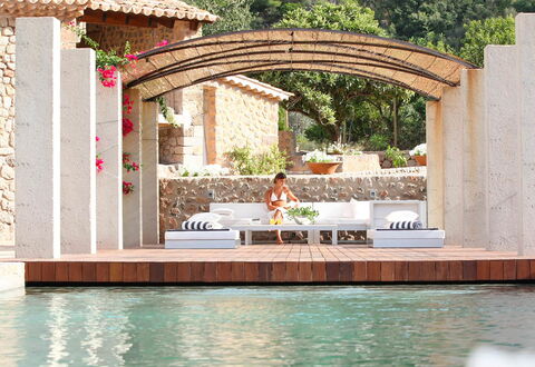 Villa Arch: Piscina, Recurso, Sombra, Material Natural, Eco Hotel, Fuente De Agua, Mueble Para Exteriores, Paisajismo, Estructura Al Aire Libre, Pérgola