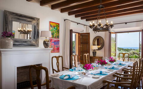 Villa Welcome: Mueble, Diseño De Interiores, Mesa, Comedor, Silla, Vajilla, Cocina Y Comedor Mesa, Encendiendo, Habitación, Piso