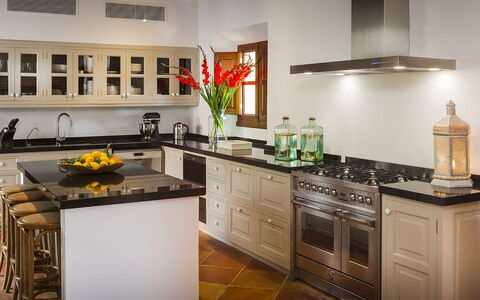Villa Welcome: Cocina, Aparato De Cocina, Mostrador, Mueble, Electrodoméstico, Estufa De Cocina, Gabinetes, Madera, Electrodoméstico, Estufa