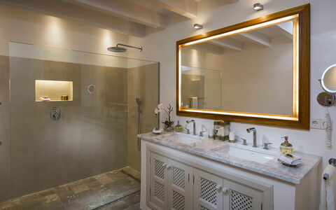 Villa Welcome: Arreglo De Tubería, Diseño De Interiores, Grifo, Lavabo, Techo, Piso, Baño, Plomería, Encendiendo, Lámpara
