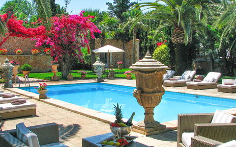 Villa Peacock: Piscina, Recurso, Maceta, Fuente De Agua, Eco Hotel, Ocio, Hacienda, Paisajismo, Jardín, Planta De Casa