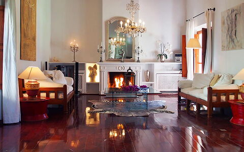 Villa Peacock: Mueble, Diseño De Interiores, Piso, Pared, Suelo, Madera, Sala, Suelos De Madera, Encendiendo, Casa